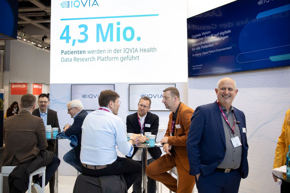 Menschen auf dem Messestand der DMEA in Berlin